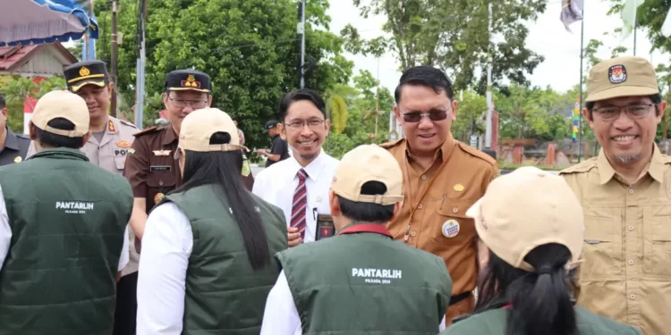 Sekda Gumas Richard menyalami petugas pantarlih yang baru saja dilantik di Kuala Kurun, Senin (24/6/2024). (Foto : Diskominfosantik Gumas)