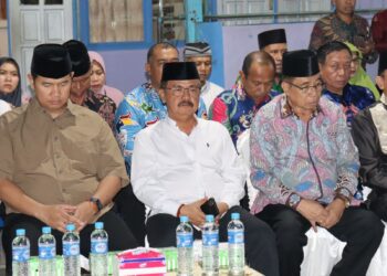 (Dari kiri) Kapolres Gumas AKBP Theodorus PS, Pj Bupati Herson B Aden, Ketua DPRD Gumas Akerman Sahidar dan lainnya saat menghadiri Pawai Takbir Idul Adha 1455 H di Kuala Kurun, Minggu (16/6/2024) malam. (Foto : Diskominfosantik Gumas)