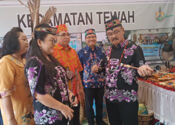 Ketua DPRD Kabupaten Gumas Akerman Sahidar (batik oranye), Pj Bupati Herson B Aden (batik hitam), dan lainnya melihat berbagai produk UMKM di salah satu stan pameran pembangunan di Kuala Kurun, Minggu (16/6/2024). (Foto : PWI Gumas)