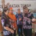 Ketua DPRD Kabupaten Gumas Akerman Sahidar (batik oranye), Pj Bupati Herson B Aden (batik hitam), dan lainnya melihat berbagai produk UMKM di salah satu stan pameran pembangunan di Kuala Kurun, Minggu (16/6/2024). (Foto : PWI Gumas)