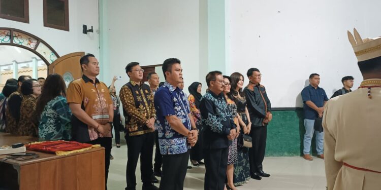 Waket I DPRD Gumas Binartha dan lainnya menyambut kedatangan Wagub Kalteng dan rombongan di Kuala Kurun, Kamis malam (20/6/2024). (IST)