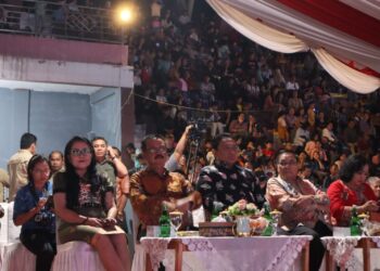 Pj Bupati Gumas Herson B Aden, Wakil Gubernur Kalteng Edy Pratowo, Ketua DPRD Gumas Akerman Sahidar, dan lainnya menghadiri malam hiburan rakyat di Stadion Mini Kuala Kurun, Senin (21/6/2024). (Foto : Diskominfosantik Gumas)