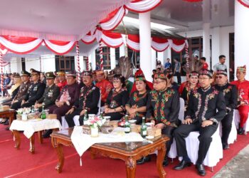 Ketua DPRD Kabupaten Gumas Akerman Sahidar dan lainnya saat menghadir apel hari jadi ke-22 kabupaten setempat di Kuala Kurun, Jumat (21/6/2024). (IST)