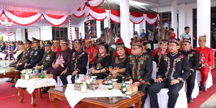 Ketua DPRD Kabupaten Gumas Akerman Sahidar dan lainnya saat menghadir apel hari jadi ke-22 kabupaten setempat di Kuala Kurun, Jumat (21/6/2024). (IST)