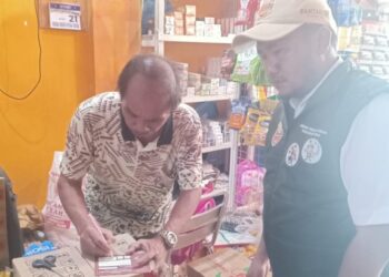 Legislator Kabupaten Gumas H Gumer (kiri) menerima kedatangan pantarlih yang melaksanakan coklit di Kelurahan Tewah Kecamatan Tewah, Senin (24/6/2024). (Foto : PPK Tewah)