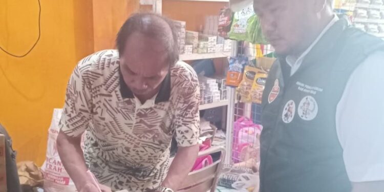 Legislator Kabupaten Gumas H Gumer (kiri) menerima kedatangan pantarlih yang melaksanakan coklit di Kelurahan Tewah Kecamatan Tewah, Senin (24/6/2024). (Foto : PPK Tewah)