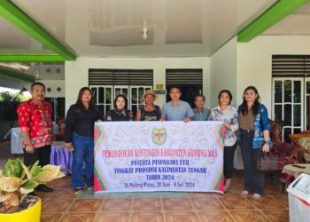 Anggota DPRD Gumas Iceu Purnamasari (kanan kedua), rekan-rekan DPRD Gumas dan lainnya berfoto bersama di salah satu pemondokan kontingen Pesparawi Gumas di Pulang Pisau, Kamis (27/6/2024). (IST)