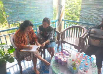 Legislator Kabupaten Gumas Rayaniatie Djangkan (kiri) menjalani proses coklit yang dilakukan pantarlih di kediamannya di Kuala Kurun, Senin (24/6/2024). (IST)