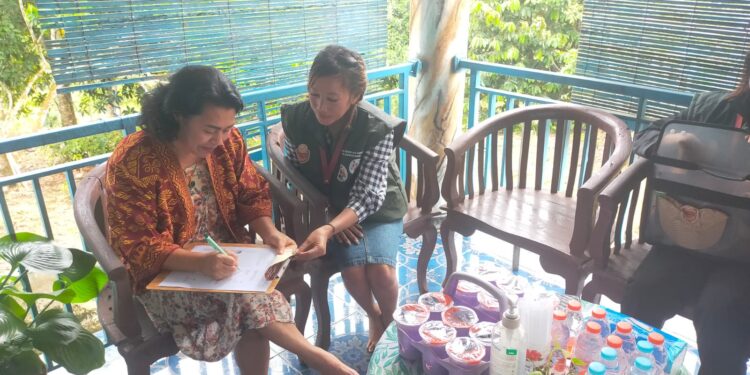 Legislator Kabupaten Gumas Rayaniatie Djangkan (kiri) menjalani proses coklit yang dilakukan pantarlih di kediamannya di Kuala Kurun, Senin (24/6/2024). (IST)