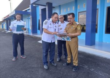Pj Bupati Gumas Herson B Aden, Kepala Bandara Kuala Kurun Darsono, dan Kepala Sub Seksi Operasional Topan Vernando berdiskusi terkait berbagai hal di bandara setempat, Senin (15/7/2024). (Foto : Setda Gumas)