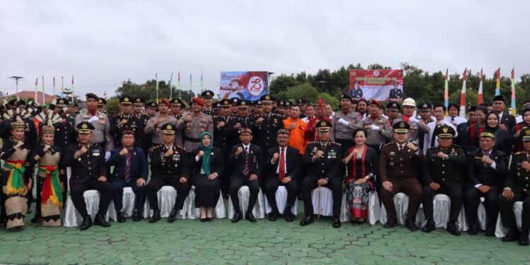 Pj Bupati Gumas Herson B Aden, Kapolres AKBP Theodorus Priyo Santosa dan lainnya berfoto bersama usai upacara di Kuala Kurun, Senin (1/7/2024). (Foto : Diskominfosantik Gumas)