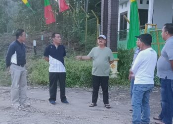Pj Bupati Gumas Herson B Aden (topi putih) dan lainnya berdiskusi terkait pengembangan Tahura Lapak Jaru, di Kecamatan Kurun, Minggu (14/7/2024). (Foto : DLHKP Gumas)