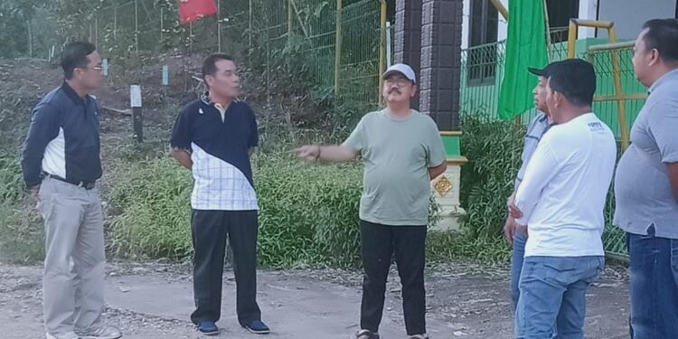 Pj Bupati Gumas Herson B Aden (topi putih) dan lainnya berdiskusi terkait pengembangan Tahura Lapak Jaru, di Kecamatan Kurun, Minggu (14/7/2024). (Foto : DLHKP Gumas)