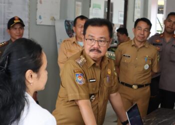 Pj Bupati Gumas Herson B Aden berdiskusi dengan tenaga kesehatan di Puskesmas Tewah Kecamatan Tewah, Selasa (16/7/2024). (Foto : Diskominfosantik Gumas)