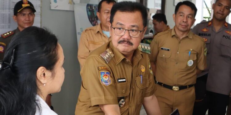 Pj Bupati Gumas Herson B Aden berdiskusi dengan tenaga kesehatan di Puskesmas Tewah Kecamatan Tewah, Selasa (16/7/2024). (Foto : Diskominfosantik Gumas)
