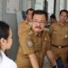 Pj Bupati Gumas Herson B Aden berdiskusi dengan tenaga kesehatan di Puskesmas Tewah Kecamatan Tewah, Selasa (16/7/2024). (Foto : Diskominfosantik Gumas)