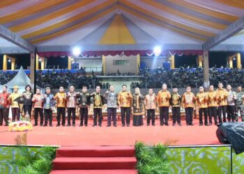Pj Bupati Gumas Herson B Aden dan lainnya berfoto bersama saat pembukaan Pesparawi XVII Kalteng di Kabupaten Pulang Pisau, Sabtu (29/6/2024). (Foto : Diskominfosantik Gumas)
