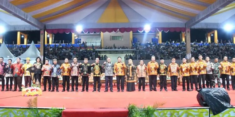 Pj Bupati Gumas Herson B Aden dan lainnya berfoto bersama saat pembukaan Pesparawi XVII Kalteng di Kabupaten Pulang Pisau, Sabtu (29/6/2024). (Foto : Diskominfosantik Gumas)