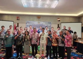 Sekda Gumas Richard dan lainnya berfoto bersama usai pembukaan Coaching Clinic II di Palangka Raya, Jumat (5/7/2024). (Foto : Diskominfosantik Gumas)