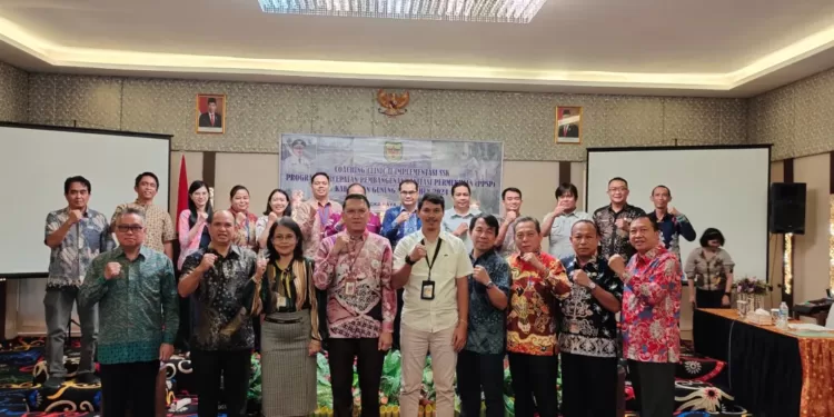 Sekda Gumas Richard dan lainnya berfoto bersama usai pembukaan Coaching Clinic II di Palangka Raya, Jumat (5/7/2024). (Foto : Diskominfosantik Gumas)