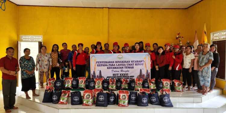 Ketua WHDI Kabupaten Gunung Mas, Apristini Arton S Dohong dan lainnya berfoto bersama usai penyaluran bingkisan sembako kepada lansia, di Balai Basarah Penyang Hinje Simpei Kelurahan Tewah Kecamatan Tewah, Jumat (12/7/2024). (Foto : WHDI Kabupaten Gunung Mas)