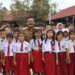 Pj Bupati Gumas Herson B Aden, Kepala SDN 3 Kuala Kurun Belie, berfoto bersama peserta didik di SD setempat, Senin (15/7/2024). (Foto : Diskominfosantik Gumas)