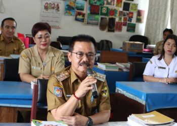 Pj Bupati Gumas Herson B Aden berdiskusi dengan kepala sekolah dan guru SMPN 1 Kuala Kurun, Senin (15/7/2024). (Foto : Diskominfosantik Gumas)