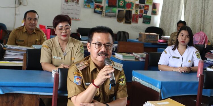 Pj Bupati Gumas Herson B Aden berdiskusi dengan kepala sekolah dan guru SMPN 1 Kuala Kurun, Senin (15/7/2024). (Foto : Diskominfosantik Gumas)