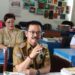 Pj Bupati Gumas Herson B Aden berdiskusi dengan kepala sekolah dan guru SMPN 1 Kuala Kurun, Senin (15/7/2024). (Foto : Diskominfosantik Gumas)