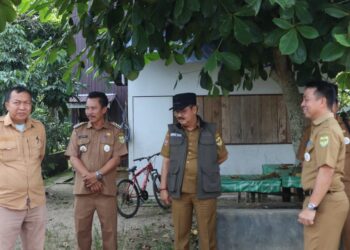 Pj Bupati Gumas Herson B Aden berbincang dengan Camat Kahayan Hulu Utara di Kelurahan Tumbang Miri, Kecamatan Kahayan Hulu Utara, baru-baru ini. (Foto : Diskominfosantik Gumas)