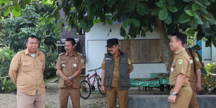 Pj Bupati Gumas Herson B Aden berbincang dengan Camat Kahayan Hulu Utara di Kelurahan Tumbang Miri, Kecamatan Kahayan Hulu Utara, baru-baru ini. (Foto : Diskominfosantik Gumas)
