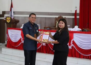 Sekda Gumas Richard menyerahkan Raperda RPJPD 2025-2045 kepada Wakil Ketua II DPRD Gumas Neni Yuliani, saat rapat paripurna di Kuala Kurun, Senin (8/7/2024). (Foto : Diskominfosantik Gumas)
