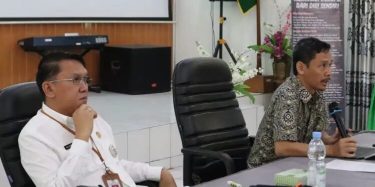 Sekda Gumas Richard (kiri) dan lainnya saat rakor monev program Pesiar BPJS Kesehatan, di Kuala Kurun, Rabu (10/7/2024). (Foto : Diskominfosantik Gumas)