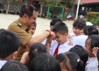 Pj Bupati Gumas Herson B Aden berinteraksi dengan sejumlah peserta didik SDN 3 Kuala Kurun, Senin (15/7/2024). (Foto : Diskominfosantik Gumas)