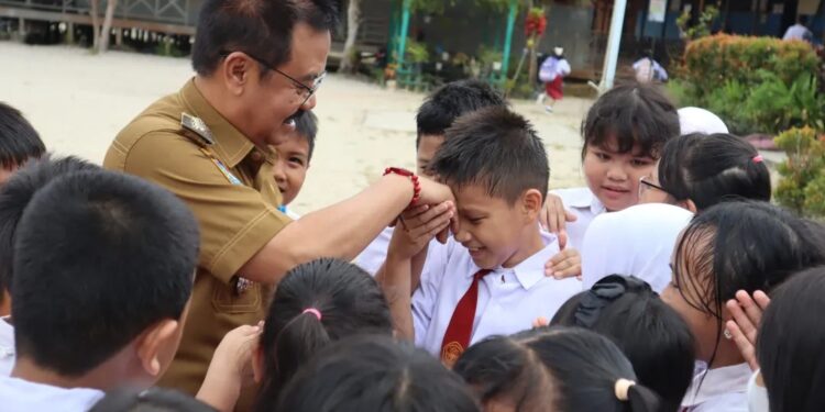 Pj Bupati Gumas Herson B Aden berinteraksi dengan sejumlah peserta didik SDN 3 Kuala Kurun, Senin (15/7/2024). (Foto : Diskominfosantik Gumas)