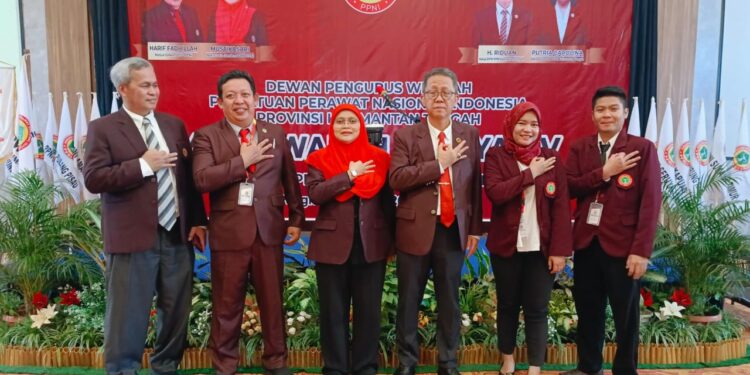 Ketua PPNI Kabupaten Gunung Mas Rahmattambun (kedua dari kiri), Sekjen DPP PPNI Mustika Sari (ketiga dari kiri) dan lainnya, berfoto bersama saat Muswil V PPNI Kalteng di Pangkalan Bun, Kotawaringin Barat, 25-26 Juli 2024. (Foto : PPNI Kabupaten Gunung Mas)