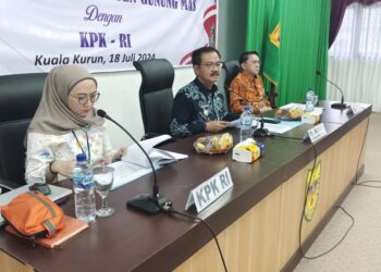 Penjabat Bupati Gumas Herson B Aden (tengah) dan lainnya saat rakor program pemberantasan korupsi terintegrasi di Kuala Kurun, Kamis (18/7/2024). (Foto : Diskominfosantik Gumas)