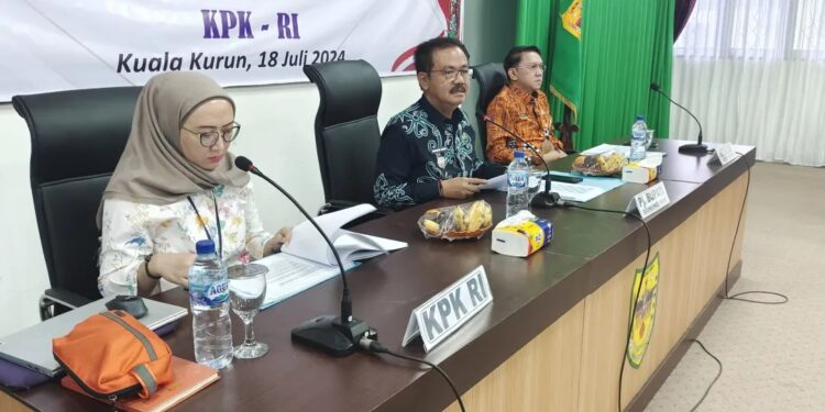Penjabat Bupati Gumas Herson B Aden (tengah) dan lainnya saat rakor program pemberantasan korupsi terintegrasi di Kuala Kurun, Kamis (18/7/2024). (Foto : Diskominfosantik Gumas)