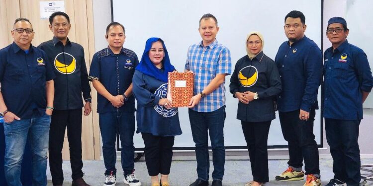 Ketua DPW Partai NasDem Kalteng Faridawaty Darland Atjeh didampingi Ketua DPD Partai NasDem Gumas Evandi dan lainnya, menyerahkan rekomendasi kepada Jaya S Monong di Jakarta, Minggu (28/7/2024). (Foto : NasDem)