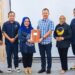 Ketua DPW Partai NasDem Kalteng Faridawaty Darland Atjeh didampingi Ketua DPD Partai NasDem Gumas Evandi dan lainnya, menyerahkan rekomendasi kepada Jaya S Monong di Jakarta, Minggu (28/7/2024). (Foto : NasDem)