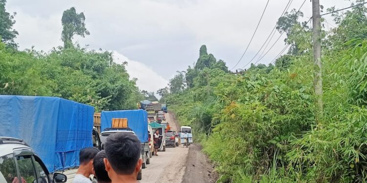 Antrean kendaraan di ruas jalan Kuala Kurun-Palangka Raya tepatnya di Desa Rabauh, Kecamatan Sepang, Kabupaten Gunung Mas, Selasa (2/7/2024). (IST)