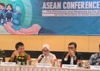The ASEAN Commission on the Promotion and Protection of the Rights of Women and Children (ACWC) Chair Yanti Kusumawardhani bersama para pembicara lainnya dalam Konferensi ASEAN di Denpasar, Rabu (7/8/2024). (MASAPNEWS/ANT)