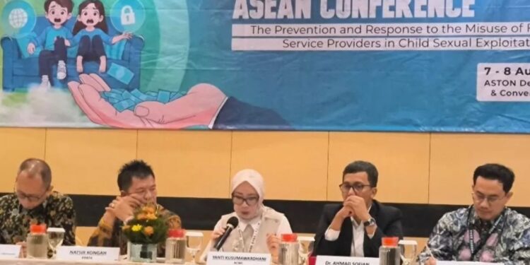 The ASEAN Commission on the Promotion and Protection of the Rights of Women and Children (ACWC) Chair Yanti Kusumawardhani bersama para pembicara lainnya dalam Konferensi ASEAN di Denpasar, Rabu (7/8/2024). (MASAPNEWS/ANT)