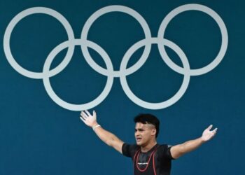 Lifter Indonesia Rizki Juniansyah bereaksi usai melakukan angkatan clean and jerk dalam kelas 73 kg putra Olimpiade Paris 2024 di South Paris Arena, Paris, Prancis, Kamis (8/8/2024). Rizki meraih medali emas setelah berhasil meraih total angkatan 354 kilogram sehingga menduduki peringkat pertama dari 12 lifter yang turut serta dalam nomor tersebut. (MASAPNEWS/ANT)