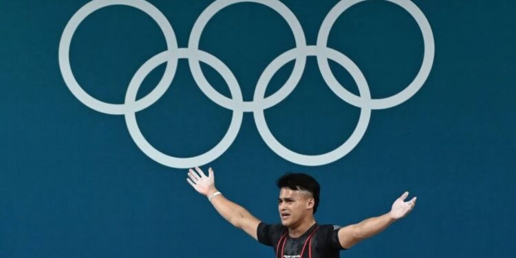 Lifter Indonesia Rizki Juniansyah bereaksi usai melakukan angkatan clean and jerk dalam kelas 73 kg putra Olimpiade Paris 2024 di South Paris Arena, Paris, Prancis, Kamis (8/8/2024). Rizki meraih medali emas setelah berhasil meraih total angkatan 354 kilogram sehingga menduduki peringkat pertama dari 12 lifter yang turut serta dalam nomor tersebut. (MASAPNEWS/ANT)