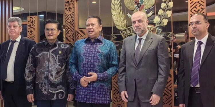 Penasihat Presiden Otoritas Palestina untuk Urusan Agama Mahmoud Al-Habbash (kedua kanan) usai menemui Ketua MPR RI Bambang Soesatyo (tengah) di Kompleks Parlemen, Senayan, Jakarta, Jumat (9/8/2024). (MASAPNEWS/ANT)