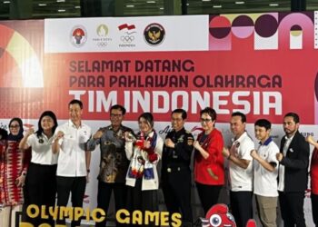 Tunggal putri Indonesia Gregoria Mariska Tunjung (tengah) berfoto bersama saat penyambutan di Bandara Soekarno-Hatta, Tangerang, Banten, Jumat (9/8/2024). (MASAPNEWS/ANT)