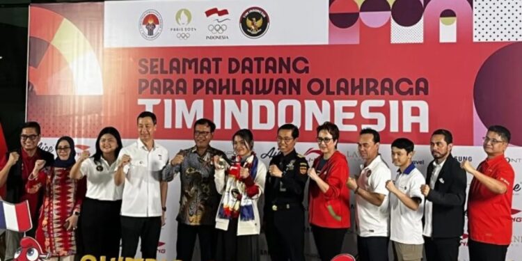Tunggal putri Indonesia Gregoria Mariska Tunjung (tengah) berfoto bersama saat penyambutan di Bandara Soekarno-Hatta, Tangerang, Banten, Jumat (9/8/2024). (MASAPNEWS/ANT)