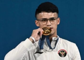 Lifter Indonesia Rizki Juniansyah berpose dengan medali emasnya usai upacara pengalungan medali kelas 73 kg putra Olimpiade Paris 2024 di South Paris Arena, Paris, Prancis, Kamis (8/8/2024). (MASAPNEWS/ANT)
