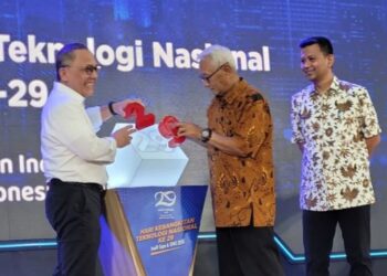 Kepala Badan Riset dan Inovasi Nasional (BRIN) Laksana Tri Handoko (kiri) saat membuka Peringatan Hakteknas ke-29 di Kawasan Sains dan Teknologi (KST) Soekarno, Cibinong, Jawa Barat, Sabtu (10/8/2024). (MASAPNEWS/ANT)